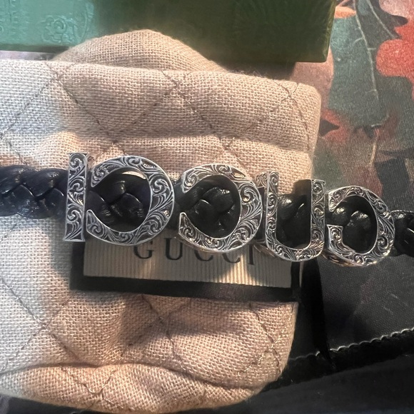 GUCCI NIB black leather bracelet with “Gucci” letters - Picture 3 of 3